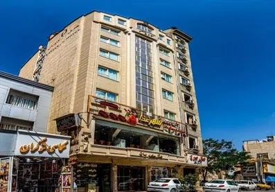 نمای ساختمان 6 طبقه هتل آپارتمان کاویان مشهد از روبرو